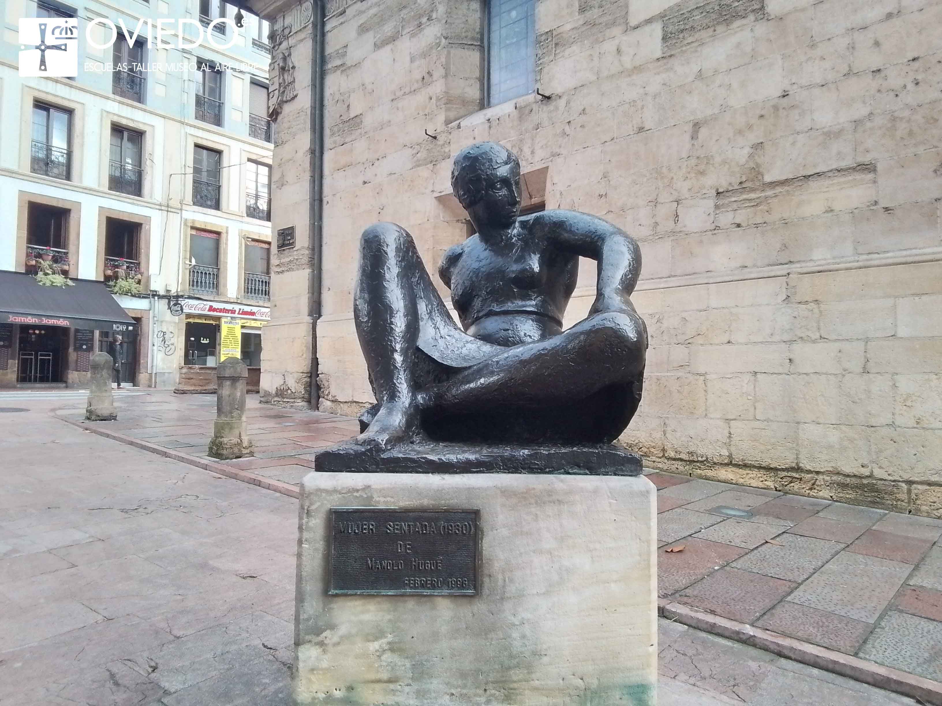 escultura Mujer sentada